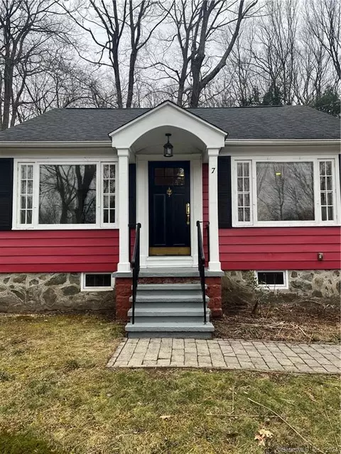 7 Foster St, Middlebury, CT 06762
