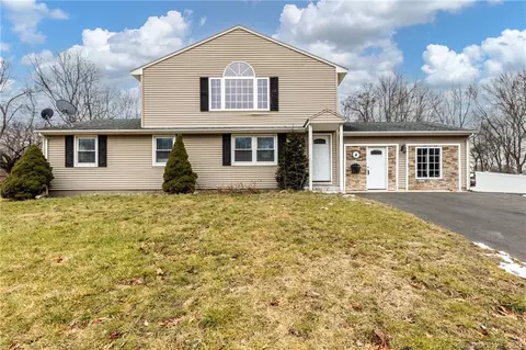 4 Steele Rd, Enfield, CT 06082