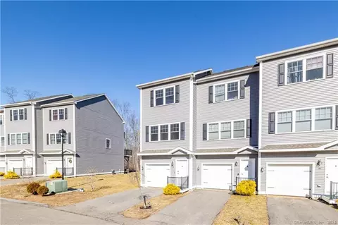 32 Hampton Ct, East Hampton, CT 06424