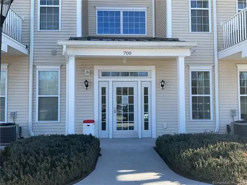 713 Center Meadow Ln #713, Danbury, CT 06810