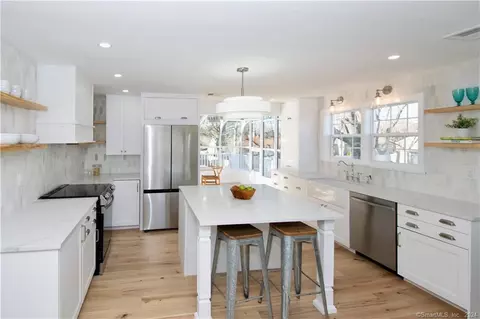 11 Crowley Dr, Old Saybrook, CT 06475