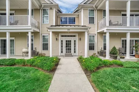 815 Center Meadow Ln #815, Danbury, CT 06810