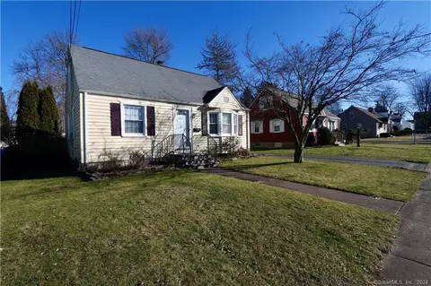 33 Hyde St, Manchester, CT 06040