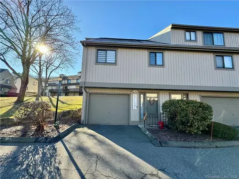 21 Brockton Ct #21, Beacon Falls, CT 06403