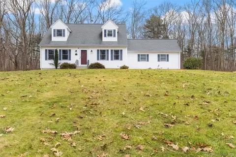 22 Tanglewood Dr, Preston, CT 06365