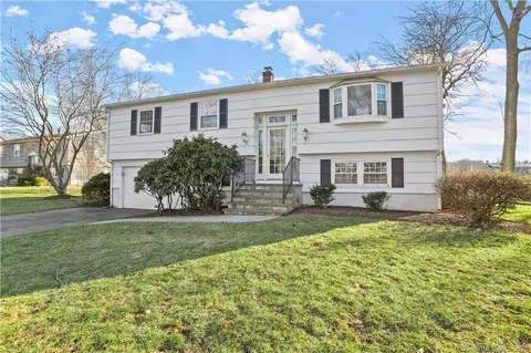 28 Ashburn Ln, Milford, CT 06460
