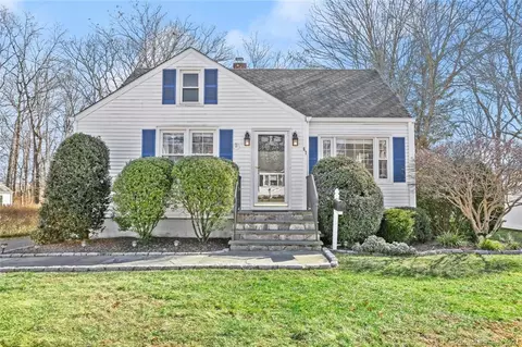 67 Oakwood Dr, Fairfield, CT 06824
