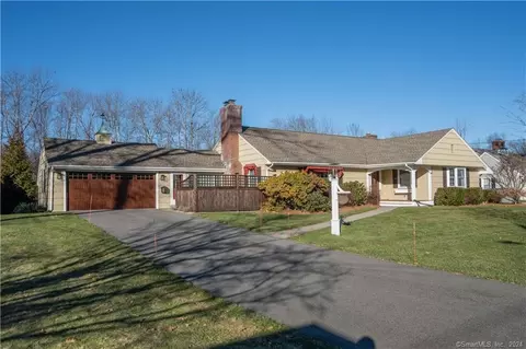 28 Oak Ridge Ln, West Hartford, CT 06107