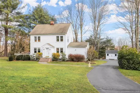 4 Kay Ln, Newtown, CT 06470