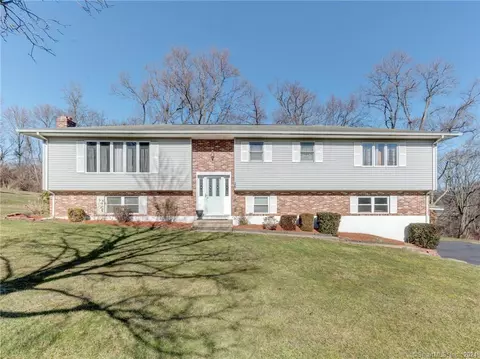 28 Ashley Ct, Bloomfield, CT 06002