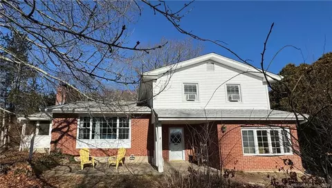 17 Lakeview Heights Rd, East Lyme, CT 06357
