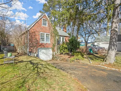 5 Upland Ct, Norwalk, CT 06854