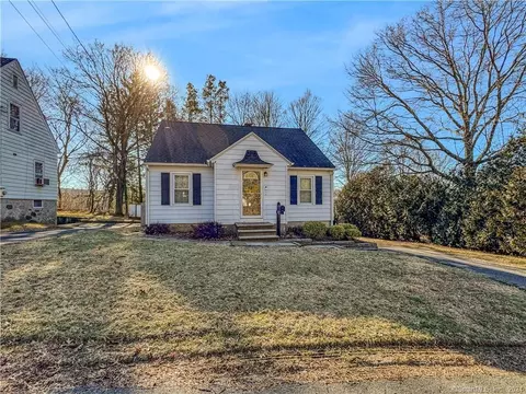16 Fairview St, Watertown, CT 06779