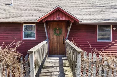 2 Old Colchester Rd, Waterford, CT 06375