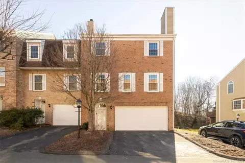 60 Kingswood Dr #60, Bethel, CT 06801