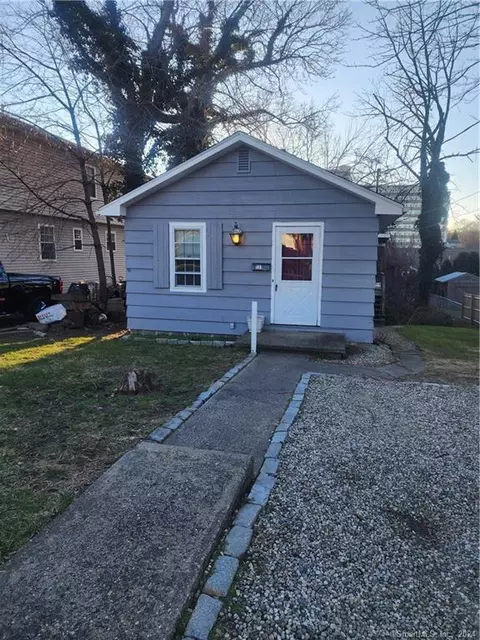 131 Greenfield Dr, Bridgeport, CT 06606