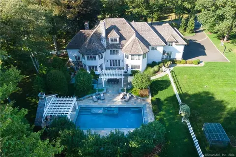 165 Weeburn Dr, New Canaan, CT 06840