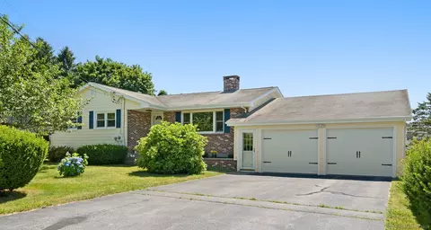 18 Meadow Dr, Waterford, CT 06385