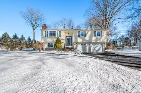 39 Woodcrest Dr, Prospect, CT 06712