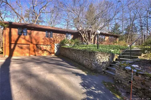 9 Dickinson Dr, Woodbridge, CT 06525