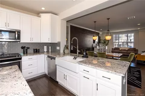 29 Putnam Ln #29, Danbury, CT 06810