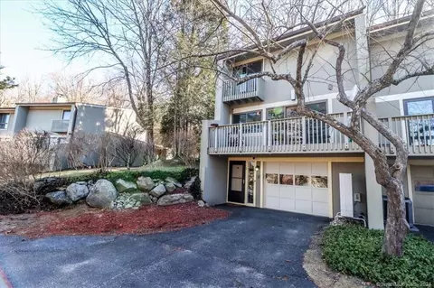 5 Clubhouse Dr #5, Woodbury, CT 06798