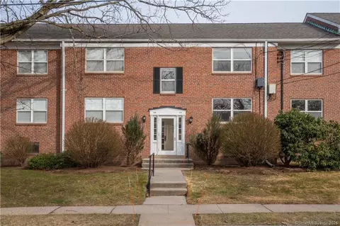 34 Arnold Way #34, West Hartford, CT 06119