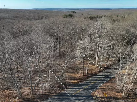 3 Peck Ln, Colchester, CT 06415