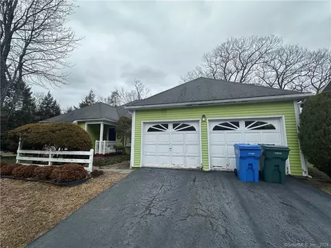 33 Robin Hill Ln, Hamden, CT 06518