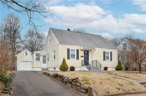 142 Twin Brook Rd, Hamden, CT 06518