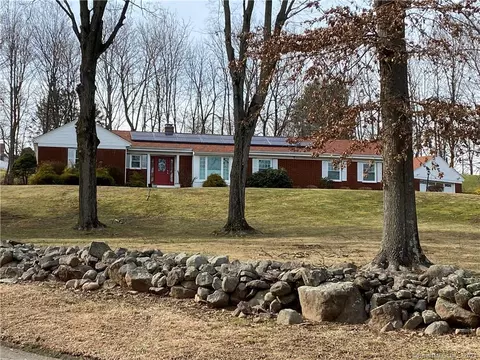29 Pasture Ln, Meriden, CT 06451