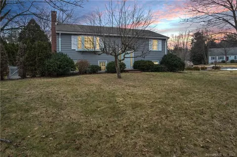 7 Rosewood Dr, Farmington, CT 06032