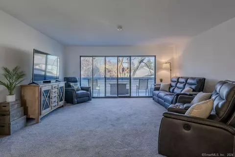 142 Candlewood Dr #142, South Windsor, CT 06074