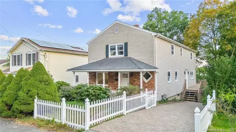 127 Jennings Rd, Fairfield, CT 06825