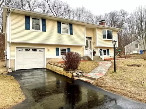 20 West Dr, Ledyard, CT 06335
