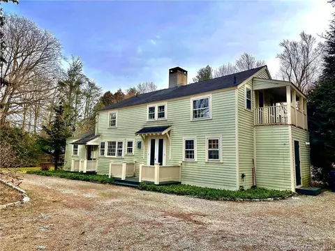 9 Library Ln, Old Lyme, CT 06371