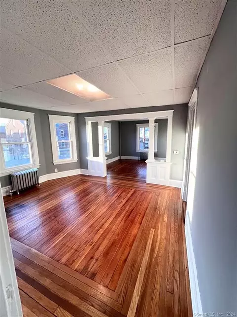 2 Oak Ave, Enfield, CT 06082