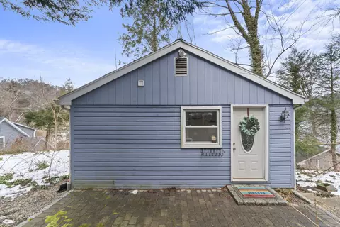 8 Bankside Trl, Sandy Hook, CT 06482