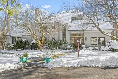 21 Greens Cir, Stamford, CT 06903