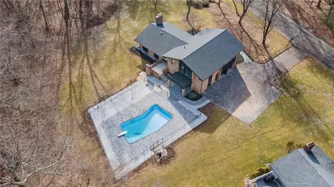 14 Burnwood Dr, Bloomfield, CT 06002