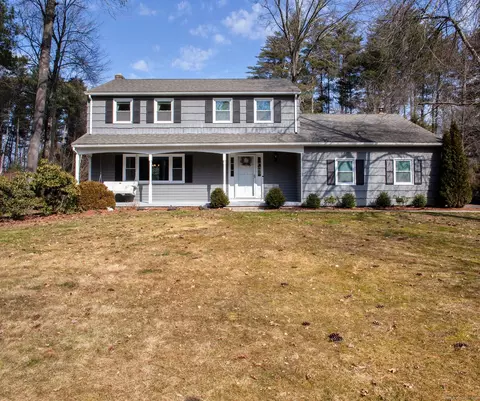 8 Hampshire Ln, Simsbury, CT 06070