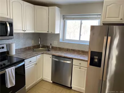 35 Carillon Dr #D, Rocky Hill, CT 06067