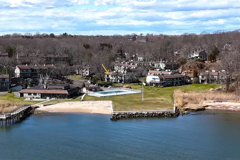 1 Harbour Vlg #D, Branford, CT 06405