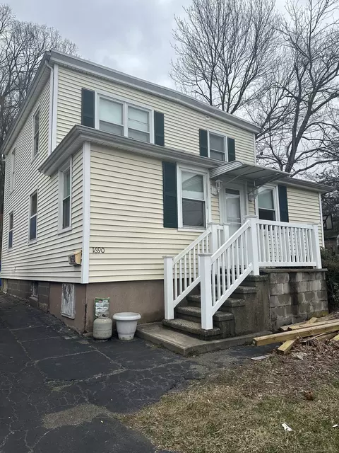 1690 State St, Hamden, CT 06517
