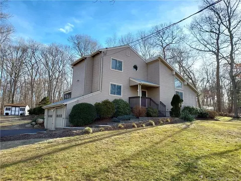 18 Uncas Dr, Hebron, CT 06231
