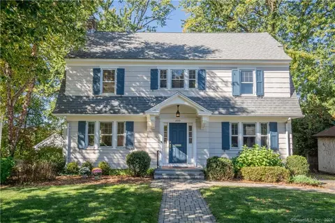 233 Quaker Ln N, West Hartford, CT 06119