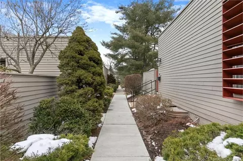 63 Charlton Hill Rd #63, Hamden, CT 06518