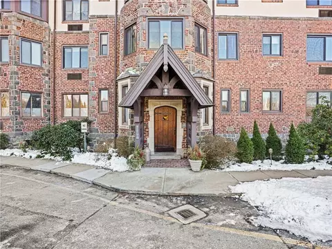 47 Lafayette Pl #2A, Greenwich, CT 06830