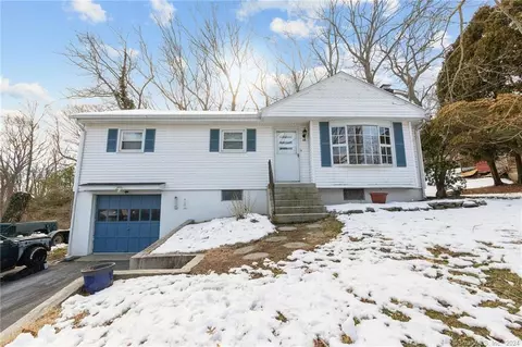 49 Valley Rd, Groton, CT 06340