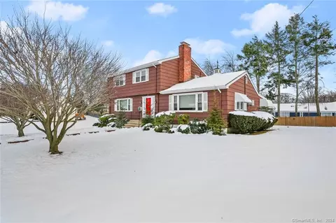 76 Ochsner Pl, Trumbull, CT 06611